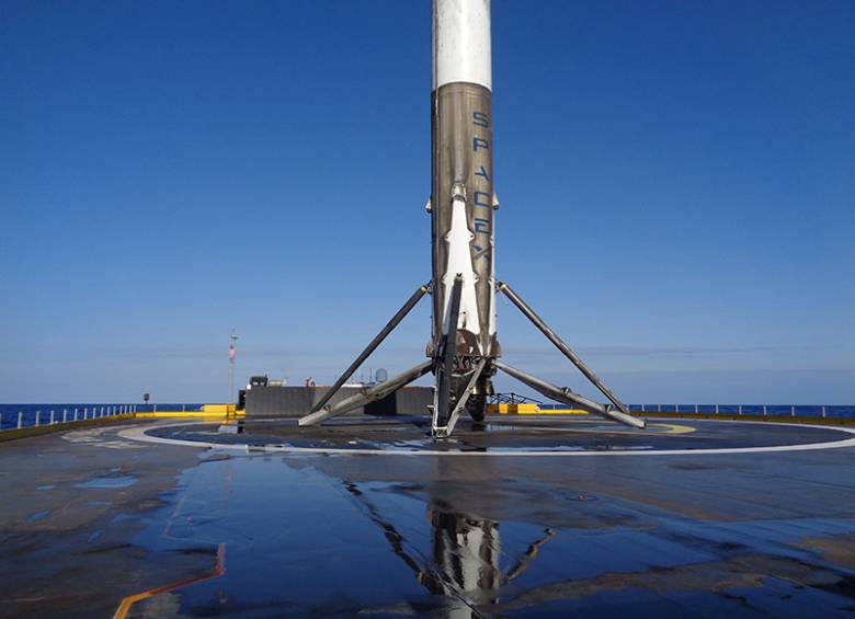 Por segunda vez consecutiva, un cohete de la empresa aeroespacial SpaceX logró aterrizar sobre una plataforma en el océano. FOTO AP