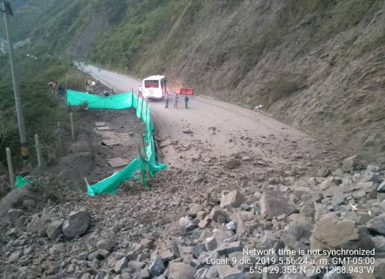 El derrumbe de tierra y rocas había obstruido totalmente la vía. Las autoridades calculan que podrían tardar un día más en restablecer el paso de forma total. FOTO: cortesía.