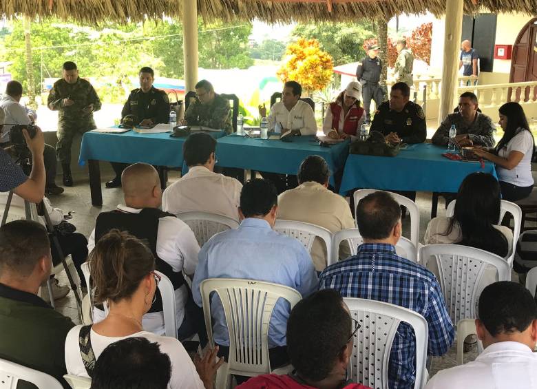 La primera reunión para buscar levantar el paro minero, realizada en Segovia, duró 11 horas. Foto Cortesía