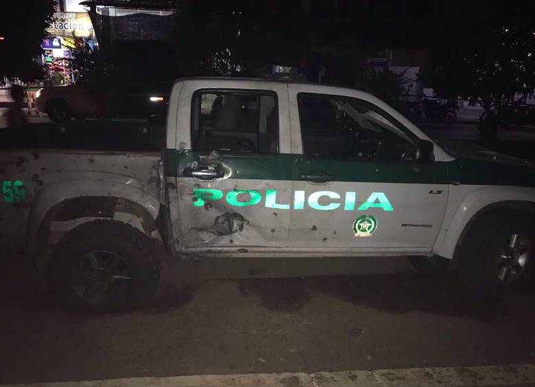 Así quedó la camioneta de la Policía en la que se movilizaba el coronel Novoa. FOTO CORTESÍA