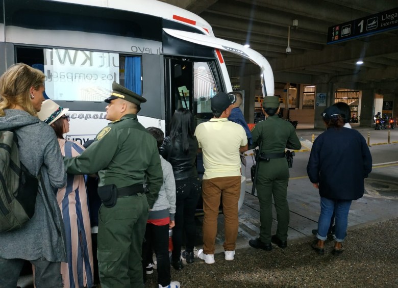 8:12 p.m. La Policía ayuda a pasajeros y transporte público a la salida del aeropuerto. Foto: Vanesa Restrepo