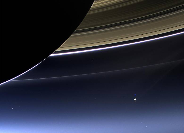 La Tierra es ese punto que se ve allá a lo lejos y en primer plano Saturno. Imagen capturada por la sonda Cassini. FOTO: Cortesía Nasa