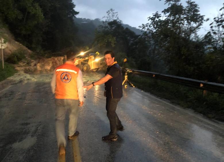 Varios desaparecidos por el desbordamiento de cuatro afluentes en Piedecuesta, Santander. Cuerpos de socorro atienden la emergencia. FOTO: @DGRDSantander