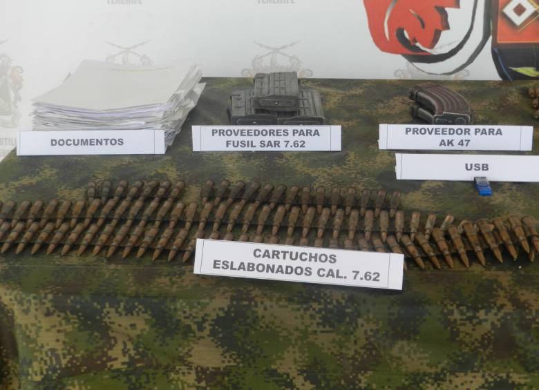 Material incautado durante el operativo en el que murió el soldado profesional. FOTO COLPRENSA