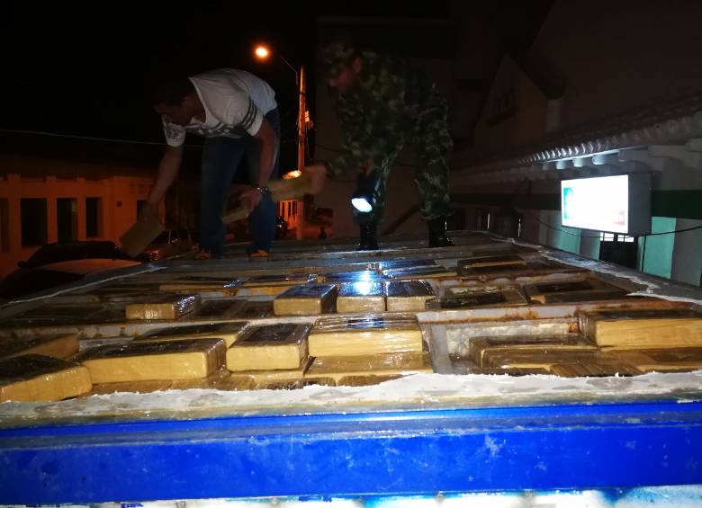 La droga estaba camuflada en los laterales de la bodega del furgón. FOTOS CORTESÍA EJÉRCITO