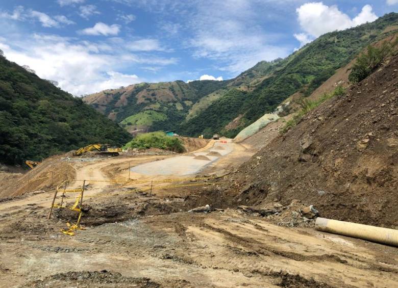 Así avanzan las obras para rehabilitar el paso vehicular en la vía al Suroeste. FOTO CORTESÍA ANI