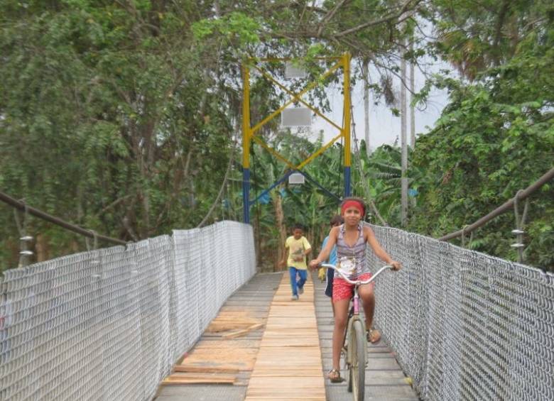 Unos cien turbeños trabajaron de manera voluntaria en la construcción del puente peatonal de la vereda Galilea. FOTO Cortesía 