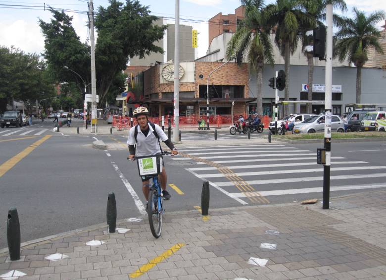 El cruce de la carrera 70 con San Juan, muy bien señalizado y delimitado para la seguridad de los usuarios. FOTO DANIEL PALACIO