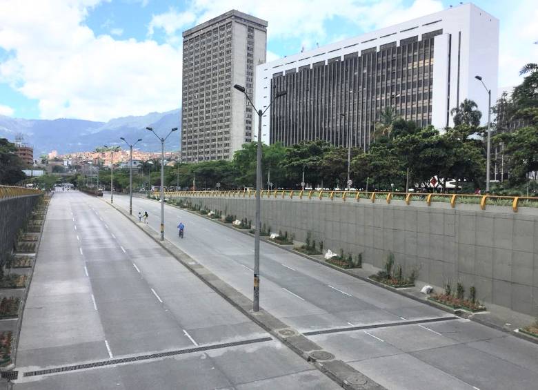La Alpujarra tiene bloqueadas todas las vías de ingreso para impedir la movilización de taxistas hacia el centro de Medellín. FOTOS Julio Herrera