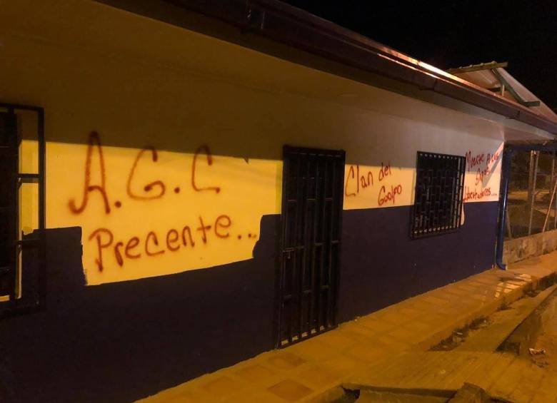 Los hombres armados pintaron las paredes antes de irse y amenazaron a la población. FOTO: Cortesía