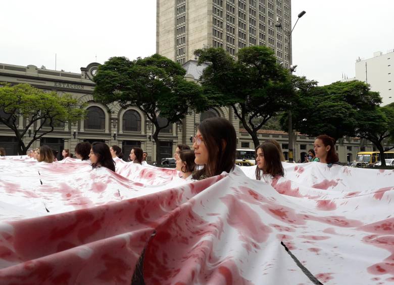 El jueves varios colectivos de mujeres llamaron la atención sobre los crímenes de género y la falta de equidad en la capital antioqueña. FOTO Q´HUBO MEDELLÍN