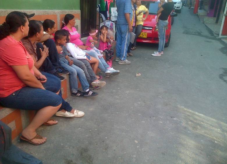 Las familias amanecieron en la calle esperando una solución, según denuncias de líderes del sector. FOTO CORTESÍA
