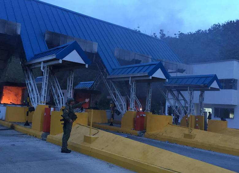 El peaje de Cirilo, entre Turbo y Necoclí, también fue incinerado este viernes. FOTO CORTESÍA ENRIQUE MENA