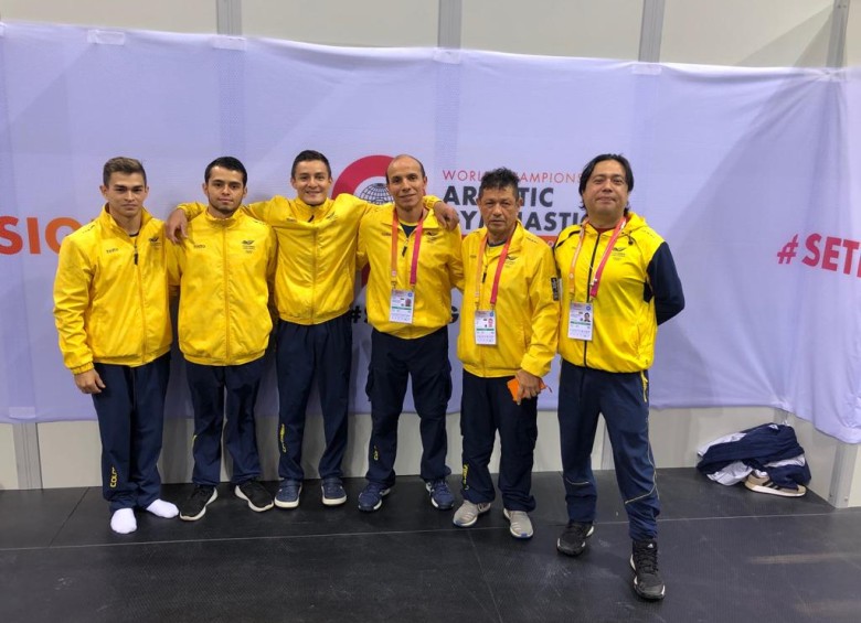 José Manuel, Andrés Martínez, Carlos Calvo y los entrenadores del seleccionado colombiano en el certamen. FOTO cortesía FCG