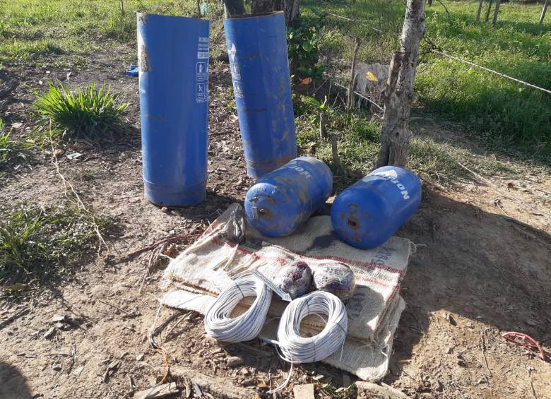 En el vehículo fueron incautados los cilindros con explosivos y sus métodos de lanzamiento. FOTO CORTESÍA POLICÍA
