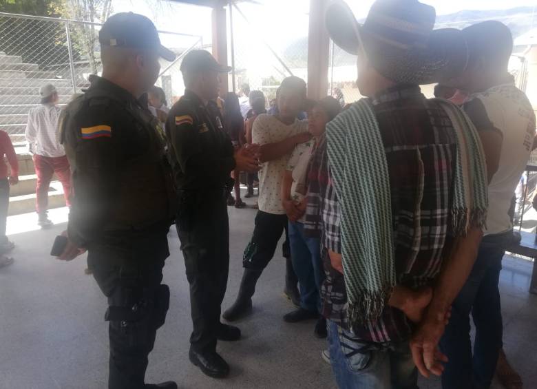 La Policía, entre otras instituciones atendieron a los desplazados que llegaron a Ituango. FOTO CORTESÍA