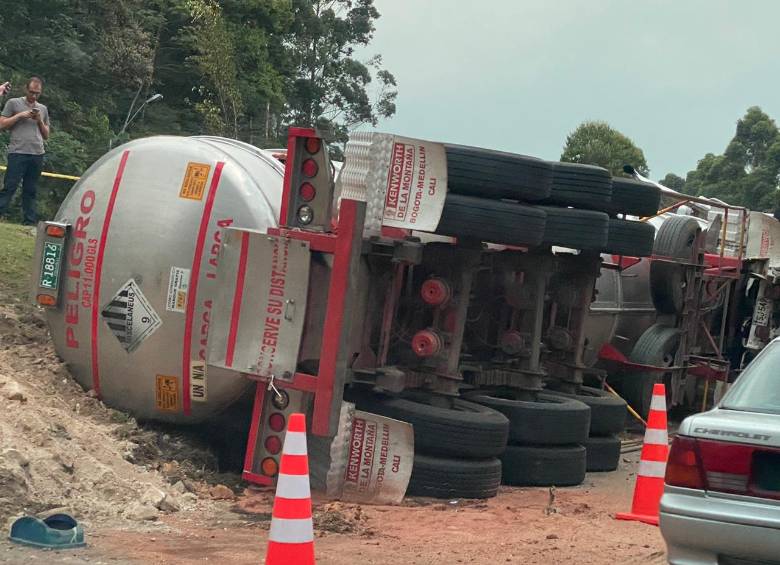 Un camión de combustible se volcó en Caldas 