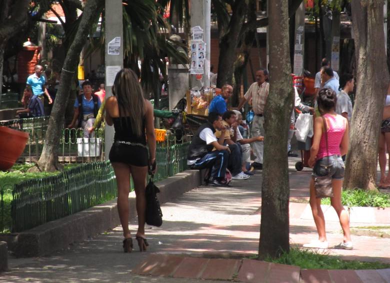 El Parque de Bolívar, en el Centro de Medellín, es uno de los lugares donde se ejerce la prostitución por parte de la población Lgbti. Otros sitios son las inmediaciones del Parque Berrío, el barrio San Diego y los sectores Barbacoas y Lovaina. FOTO archivo