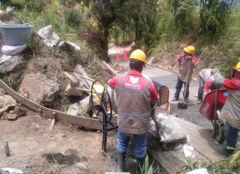 Así se están interviniendo los caminos de arriería del corregimiento Palmitas, que tienen con descontento a más de una decena de arrieros y cultivadores de caña y café. FOTOS gustavo ospina zapata