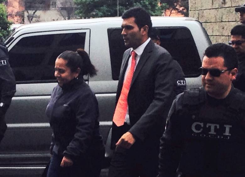 La caravana en la que se transportaba la exdirectora del DAS, María del Pilar Hurtado, fue chocada por un vehículo cuando trasladaban a la exfuncionaria desde el Cespo a la Escuela de Carabineros de la Policía. FOTO COLPRENSA