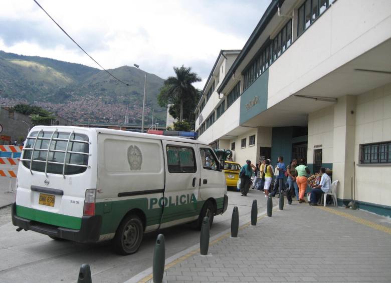 Las dos víctimas fueron llevadas a Policlínica, en el centro de Medellín. FOTO: Nelson Matta Colorado.