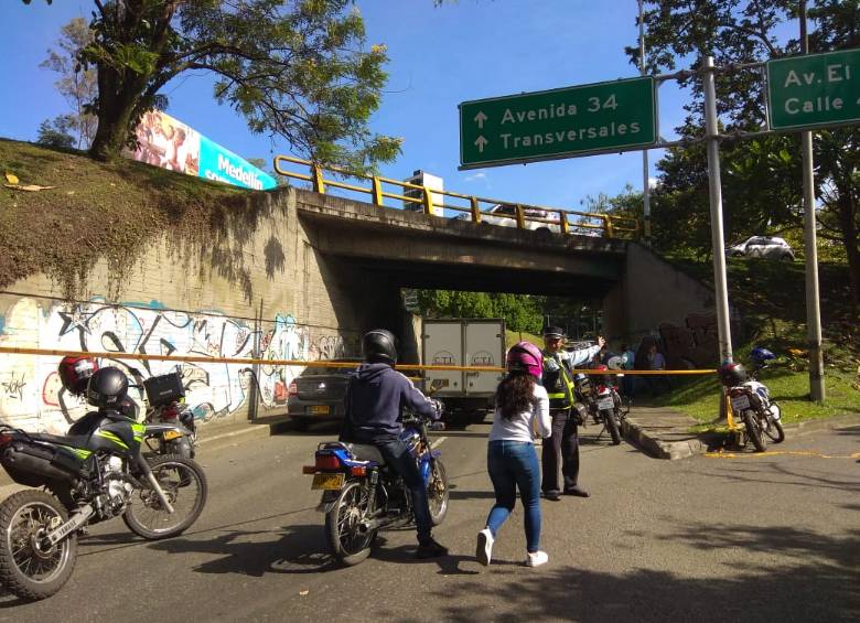 Las diligencias judiciales ocasionaron el cierre de la vía. FOTO SANTIAGO CÁRDENAS