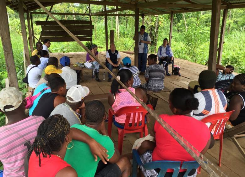 La Defensoría de Pueblo se reunió con la comunidad de Riociego, una de las más afectadas por los enfrentamientos. FOTO Cortesía