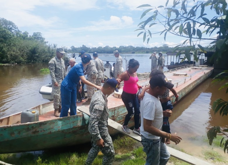 Armada rescató familia venezolana en el río Orinoco. FOTO: Cortesía.
