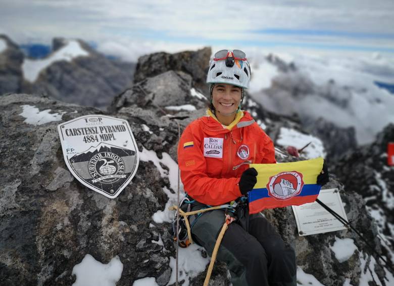 Tres momentos en la conquista de la Pirámide Carstensz, en Oceanía, por parte de Ana María Giraldo. FOTOs Cortesía Ana M. Giraldo