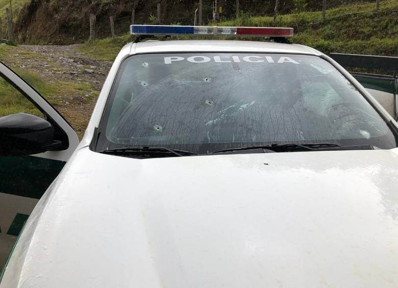 Así quedó la patrulla de Policía en la que se movilizaba el teniente Moros Sepúlveda. FOTO: Cortesía 