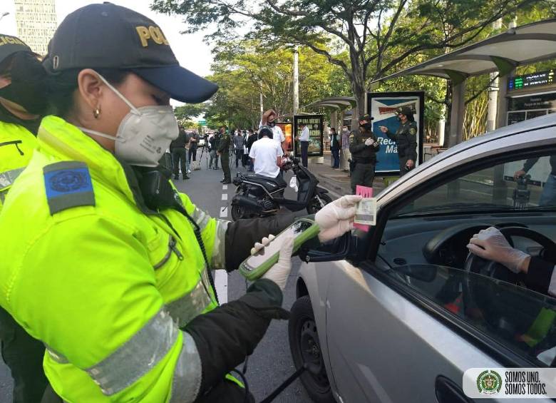 La Policía y la alcaldía madrugaron este lunes 4 de mayo a ejercer controles con la aplicación Medellín me cuida. FOTO CORTESÍA POLICÍA METROPOLITANA