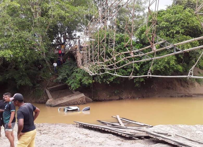 El accidente se produjo alrededor del medio día de este jueves y causó la muerte de 5 personas. La vereda está a aproximadamente a 12 kilómetros del casco urbano de Necoclí, en carretera destapada. Foto: Dapard