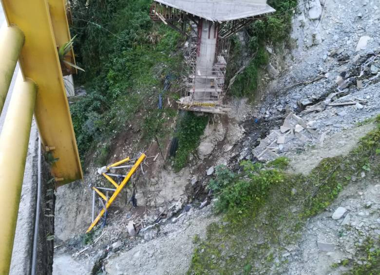 Estructura metálica que cayó en el kilómetro 65 de la Bogotá-Villavicencio. FOTO ANI