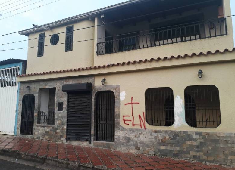 Así están once casas de dirigentes políticos en la frontera. El Eln se atribuyó, en un comunicado, las amenazas. FOTO cortesía