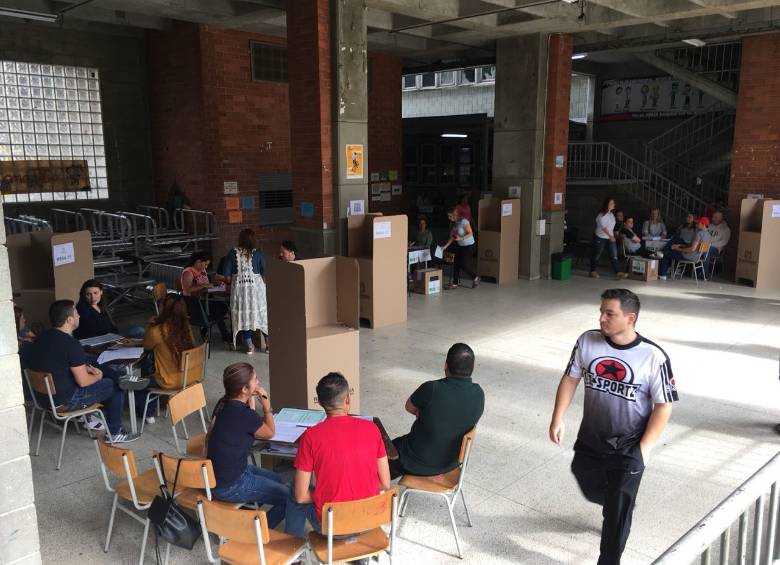 En el colegio José Manuel Restrepo Velez de Envigado hay también poca afluencia en las primeras horas de la consulta. Foto: Esteban Vanegas