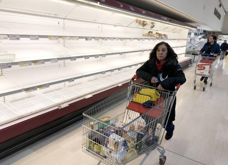 Ciudadanos hacen compras en Italia ante temor por el coronavirus. FOTO: EFE