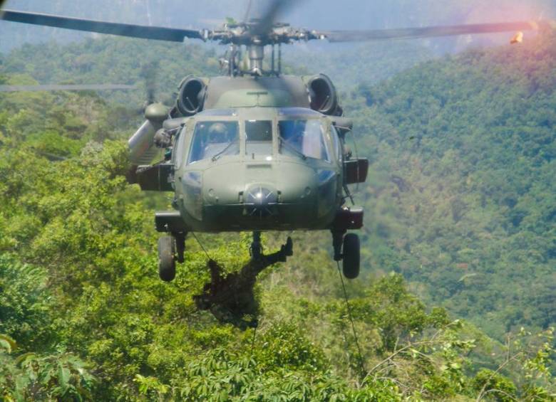 En los últimos cinco años, el Ejército perdió ocho aeronaves por accidentes o ataques armados. FOTO EJÉRCITO NACIONAL @Ejercito_davaa