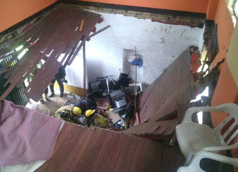 16 niños salieron heridos luego de que colapsara la estructura de un colegio en Fusagasugá, Cundinamarca. CORTESÍA @bomberosfusa