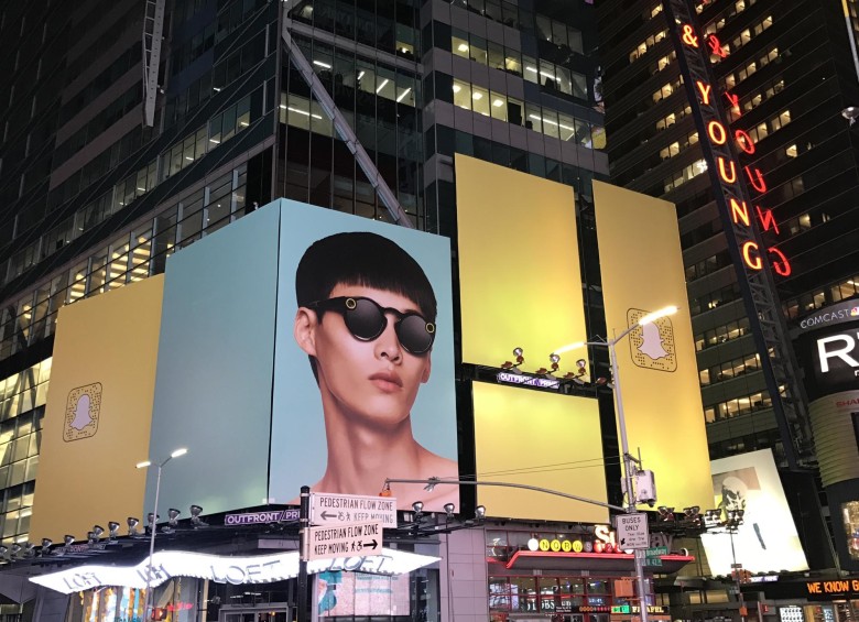 Publicidad de las gafas de Snapchat cerca a Times Square en Nueva York. FOTO: Jonathan Montoya