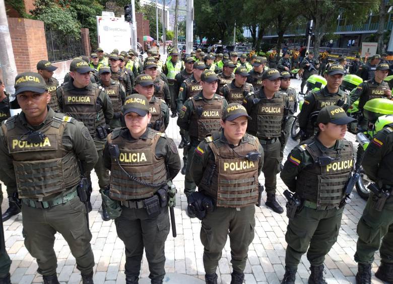 Policías con diferentes especialidades y provenientes de varias regiones del país se disponen a cubrir los 49 eventos de ciudad programados por parte de la Alcaldia Municipal. FOTO cortesía