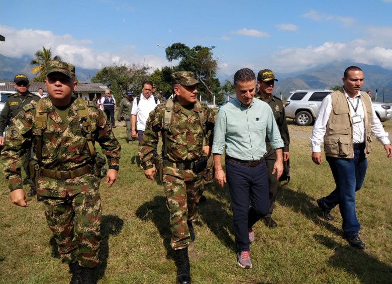 El gobernador Anibal Gaviria y el comandante de la Séptima División del Ejército, Juan Carlos Ramírez estuvieron en Ituango. FOTO CORTESÍA EJÉRCITO