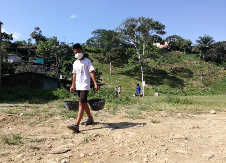 Jóvenes indígenas de los cabildos Inga y Kamsá recogen agua tras la tragedia de Mocoa, Putumayo. FOTO santiago valenzuela 
