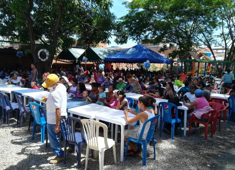 A la casa de abrigo, que se habilitó en Cúcuta, llegan a diario cientos de venezolanos. Las familias que están en Cúcuta hacen largas filas por un plato de comida. FOTO Rosalinda Hernández