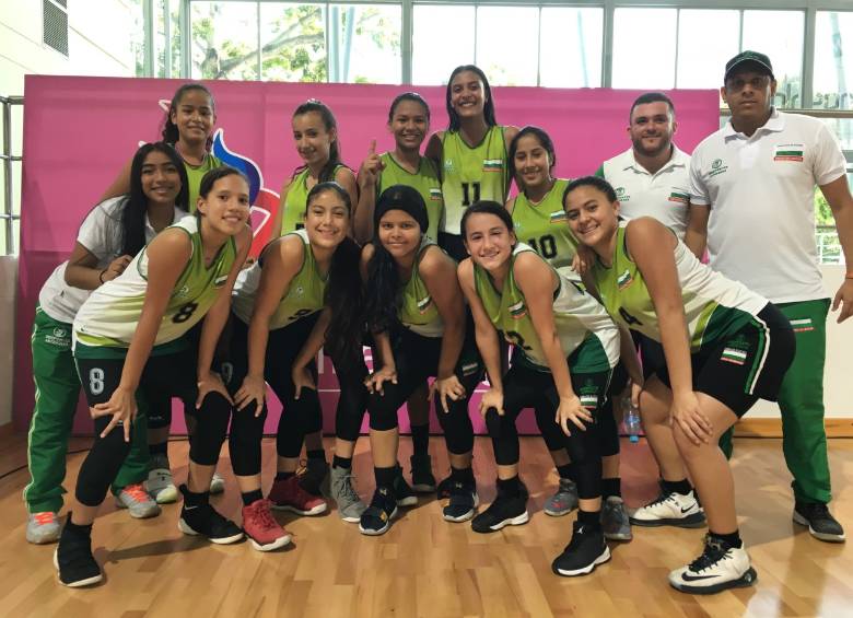 Las chicas de Barbosa celebraron el título de baloncesto de las justas intercolegiadas en Barranquilla. FOTO cortesía supérate