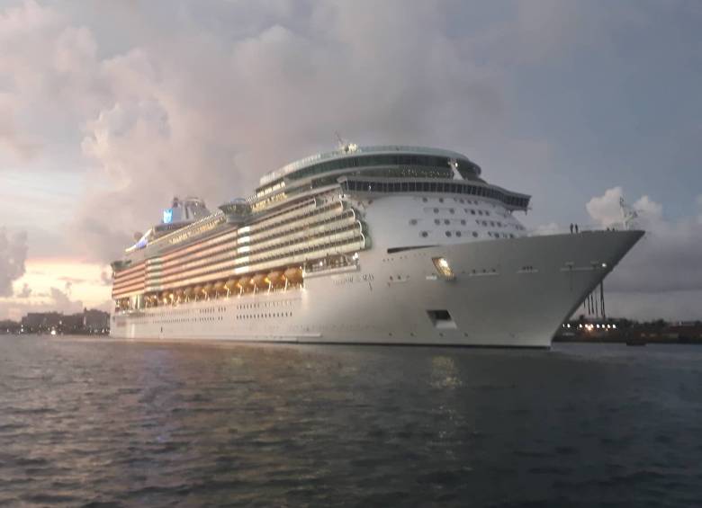 El crucero Freedom of the Seasa a su llegada a Puerto Rico. FOTO: SAN JUAN BAY PILOT Twitter @CrucerosPR