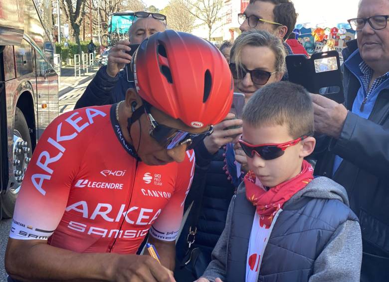 El ciclista colombiano Nairo Quintana es abordado por aficionados del ciclismo de todas las edades en Francia. TOMADO TWITTER ARKÉA TEAM
