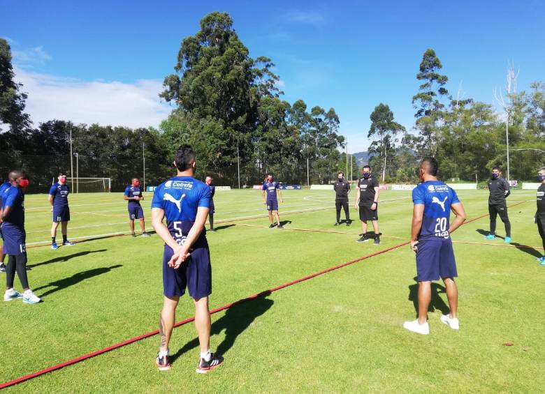 Los 27 jugadores habilitados para el regreso a entrenamientos, de los 32 que tiene el equipo, llegaron a la sede roja para retomar trabajos bajo las órdenes de Aldo Bobadilla. FOTO cortesía dim