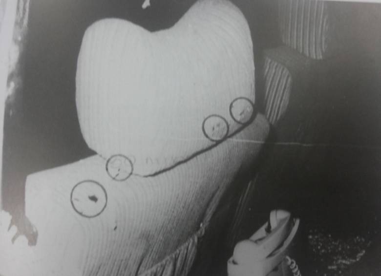 La silla del conductor fue perforada por balas, pero él salió ileso. ¿Quiere decir que se bajó antes?