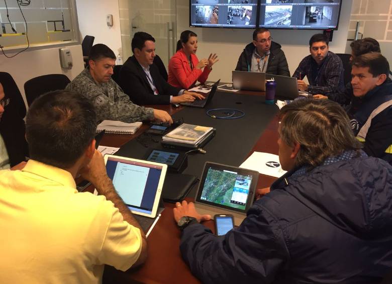 En ElDorado se instaló un puesto de mando unificado para verificar la operación. Foto Aerocivil