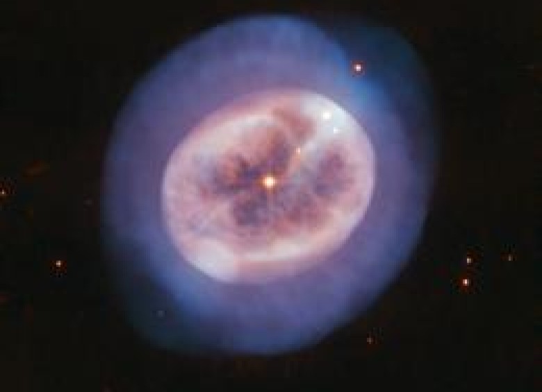 El telescopio Hubble retrata el resplandor gaseoso de una estrella. Aunque se parece más a una entidad vista a través de un microscopio que a un telescopio, este objeto redondeado no es una alga o una medusa diminuta. Foto: Colprensa.